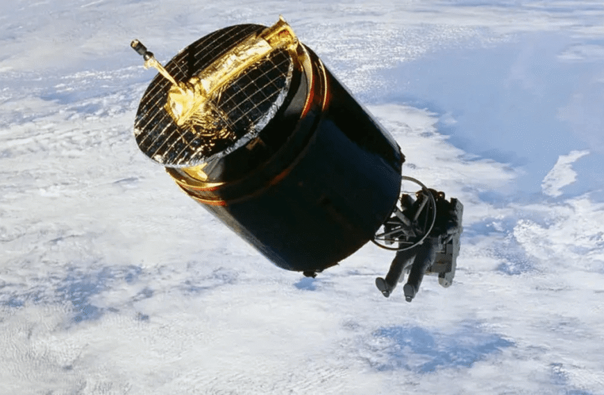 A Daring NASA Astronaut Once Flew Untethered To Capture A Satellite, And The Footage Says It All