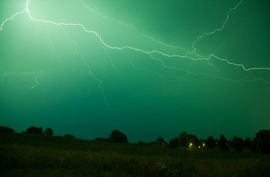 Why Does The Sky Turn Green When A Thunderstorm Is Brewing?