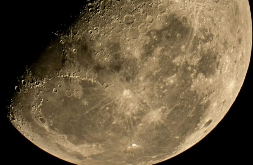 Who Was The First Person To See The Moon Through A Telescope?