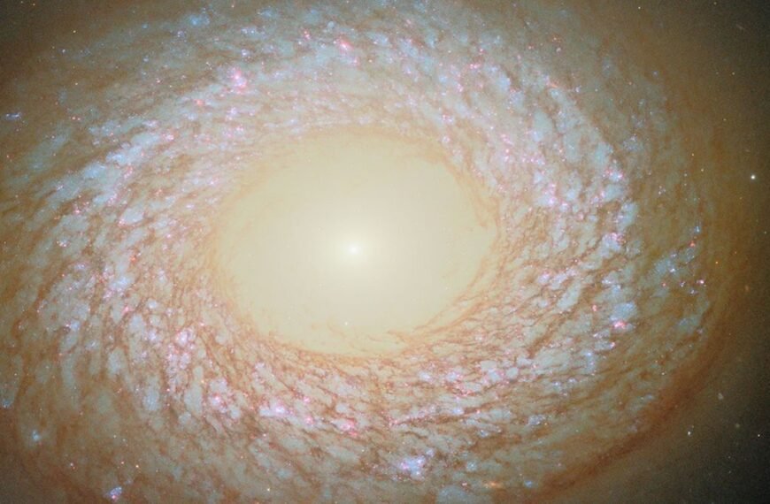 Meet The “Flocculent Spiral” – A Puzzling Galaxy…