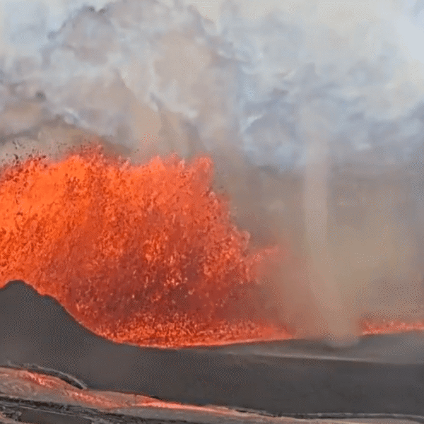 “Volnado” Dances Around Spectacular Lava Fountain In Kīlauea&hellip;