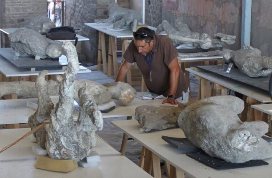 Why Were Pompeii Victims All Wearing Thick Woolly Cloaks In August?