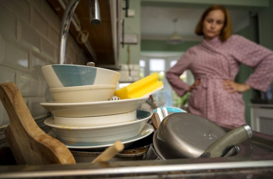 This Is Why You Shouldn’t Soak Your Dishes In The Sink Overnight
